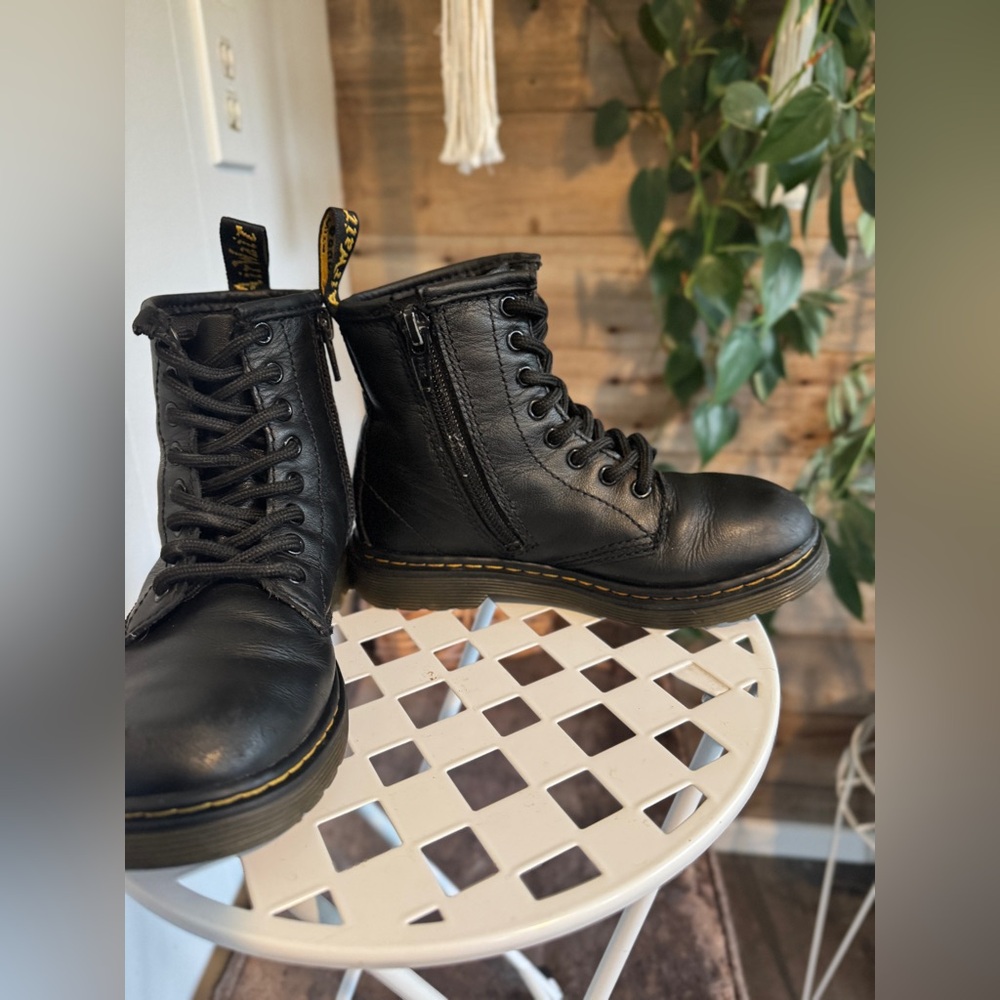 🥾 Dr. Martens Kids 1460J Leather Boots • Size 11 US Youth - Picture 7 of 9